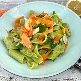 Karotten- und Bandnudeln mit Parmesansauce