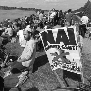 Rund 5.000 Kernkraftgegner demonstrieren am 18.9.1983 in der Nähe des geplanten Baugeländes für das Kernkraftwerk Wyhl. Unter dem alemannischen Motto "Nai hämmer gsait! (Nein haben wir gesagt)" wurden die Einwohner der Gemeinde Wyhl am Kaiserstuhl wenige Jahre später zum Symbol für den Widerstand gegen technische Großprojekte. 