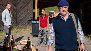 Toni, Constantin und Sophie vor dem Sägewerk