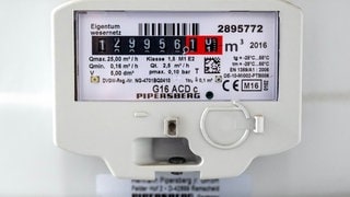 Der Zähler einer Gasheizung. Durch den Irankrieg steigen die Energiepreise auch hierzulande an. Welche Auswirkungen hat das auf Vebraucher mit einer Gasheizung, müssen die sich auf höhere Kosten einstellen?