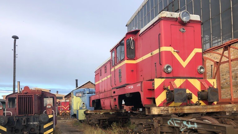 Die Lok Nr. 9 wird 2020 vorerst vor der Werkstatt abgestellt. Im Hintergrund Lok Nr. 11, die ebenfalls für St. Kitts aufgearbeitet werden soll. 