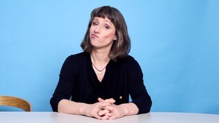 Die Host des Podcasts "Fakt ab! Eine Woche Wissenschaft", Charlotte Grieser