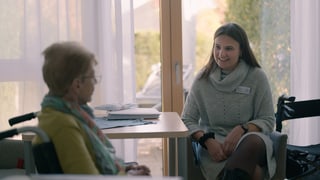 Katharina Schlenker mit Dame im Hospiz.