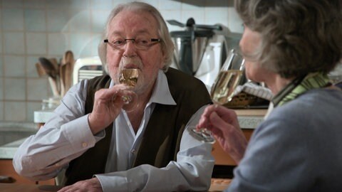 Hermann (Wolfgang Hepp) und Irene (Susanne Scholl) trinken Sekt
