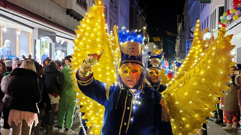 Ein wunderschön verkleideter Karnevals-Leucht-Engel beim Abendumzug 2026 in Boppard