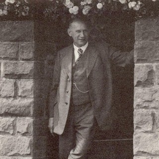 Paul Münch an seiner Haustür, ca. 1935