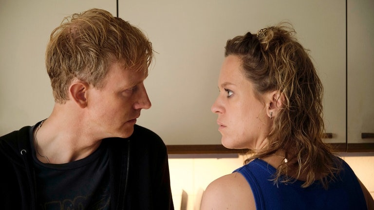 Pat Wagner (Anne Haug) findet, dass ihr Freund Echse (David Zimmerschied) sich aus der Geschichte raushalten soll.