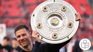 Der Trainer Xavier Alonso mit der Meisterschale in der Hand. Leverkusen hat die deutsche Meisterschaft im Fußball gewonnen. Rechts das SWR Logo für Leichte Sprache. 
