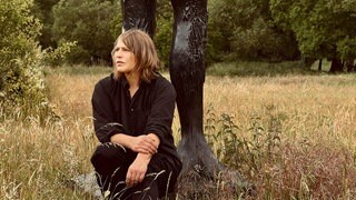 Stella Hamberg mit ihrer Arbeit à travers la tête, 2017