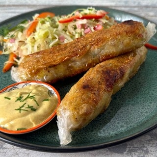 Kartoffelbratwurst mit lauwarmem Spitzkohl-Paprikasalat