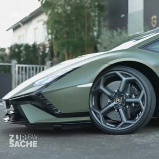 Ein Lamborghini fährt aus einer Einfahrt