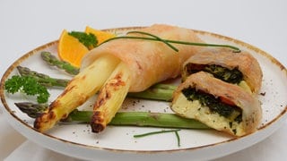 Spargel in Reispapier eingwickelt und gebacken. Rezept für knuspriges Reispapier mit Spargel – glutenfrei.