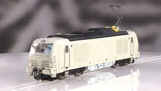 Bei Tillig gibt es neben H0-Modellen vor allem TT-Fahrzeuge, wie den „Vectron Dual Mode Demonstrator“ von Siemens. Das Modell ist fertig, zeigt sich allerdings hier noch als Vorab-Muster aus der Produktion.