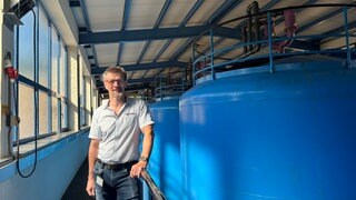 Rainer Barchet vor Wasserpumpe