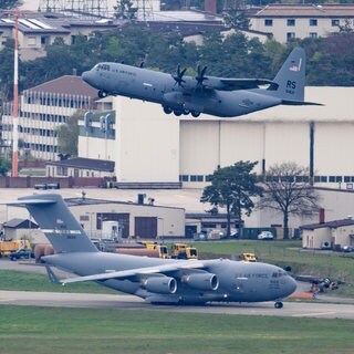Ein Flugzeug auf der Air Base Ramstein hebt ab, ein anderes steht am Boden