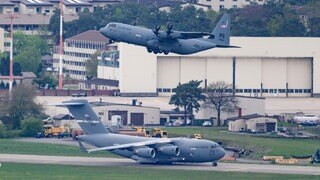 Ein Flugzeug auf der Air Base Ramstein hebt ab, ein anderes steht am Boden