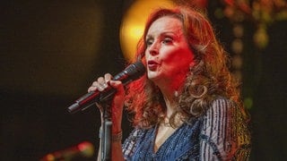 Die Sängerin Sheena Easton bei einem Auftritt | Sheena Easton – "9 To 5 (Morning Train)"
