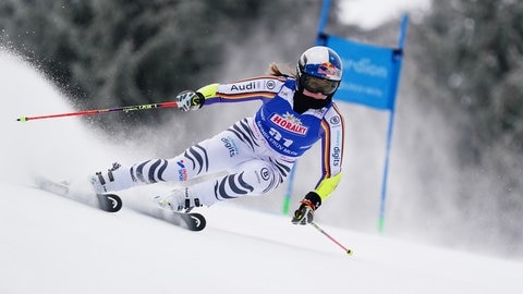 Emma Aicher vom SC Mahlstetten fährt bei einem Ski Alpin Wettkampf die Piste hinunter. Sie ist eine der Medaillen-Hoffnungen bei den Olympischen Winterspielen in Italien. 