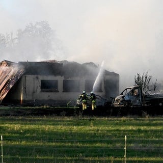 Feuerwehrleute löschen einen Brand. Bei dem Feuer auf den Hessenhöfen bei Blaubeuren vergangenen Freitag ist Heizöl versickert.