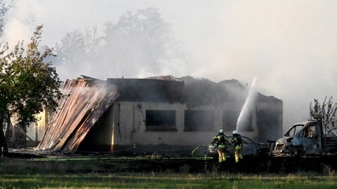 Feuerwehrleute löschen einen Brand. Bei dem Feuer auf den Hessenhöfen bei Blaubeuren vergangenen Freitag ist Heizöl versickert.