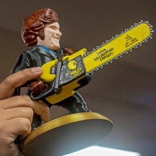 Javier Milei als Plastikfigur mit Kettensäge: Libertäre sehen Steuern als Raub, lehnen staatliche Regulierung und den Sozialstaat ab. Sie feiern Mileis "Anarcho-Kapitalismus".