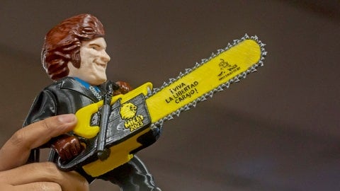 Javier Milei als Plastikfigur mit Kettensäge: Libertäre sehen Steuern als Raub, lehnen staatliche Regulierung und den Sozialstaat ab. Sie feiern Mileis "Anarcho-Kapitalismus".