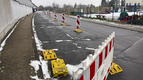 Straßenschäden und Warnbarken "Am Layerhof" in Mayen