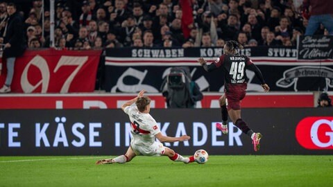 Ramon Hendriks vom VfB Stuttgart grätscht Leipzigs Yan Diomande den Ball vom Fuß. 