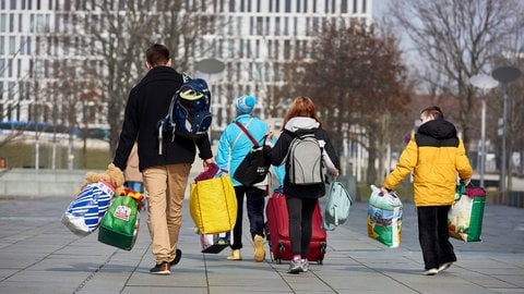 Kriegsflüchtlinge aus der Ukraine kommen in Deutschland an.