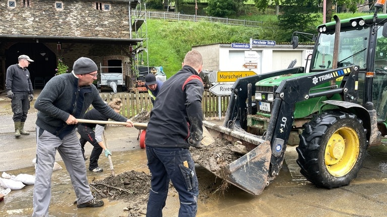 Bei den Aufräumarbeiten nach dem Hochwasser packt in Rivers jeder mit an.