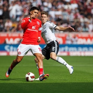 Nadiem Amiri (FSV Mainz 05) im Zweikampf mit Elias Baum (Eintracht Frankfurt).