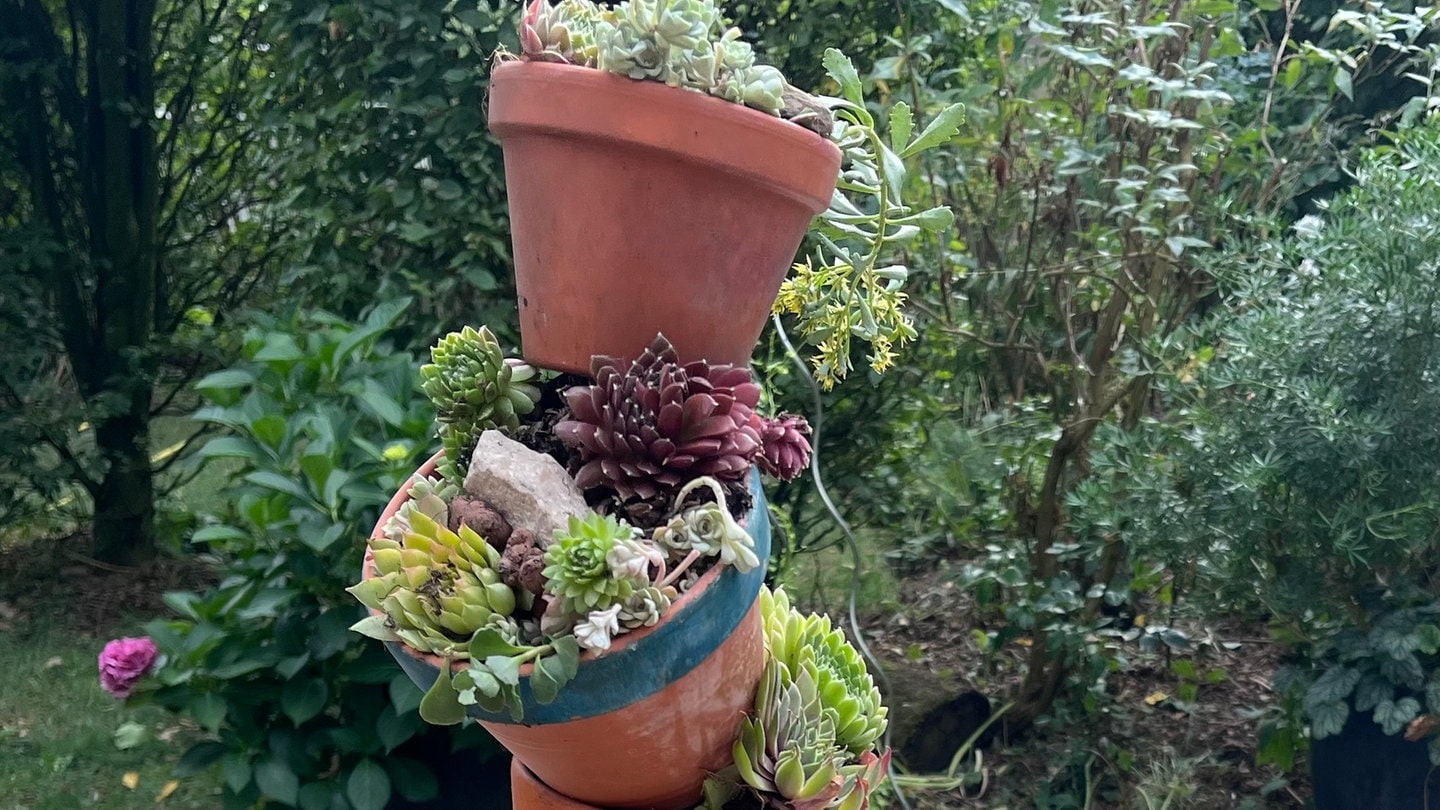 Alte Tontöpfe kreativ nutzen: nachhaltige Stele für Ihren Garten