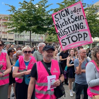 Protest auf Stuttgarter Marktplatz gegen Kulturkürzungen