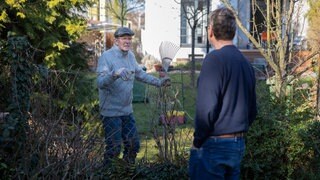 Nachbarn stehen am Gartenzaun. Die Polizei hat Trickbetrüger in Bad Kreuznach festgenommen.