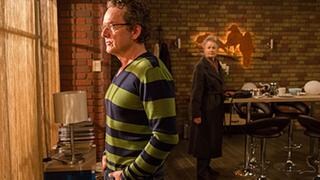 Johanna besucht Bernhard in dessen Wohnung