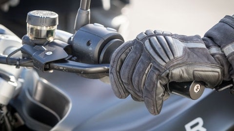 Symbolbild: Ein Motorradfahrer und sein Sozius sind zusammen unterwegs.