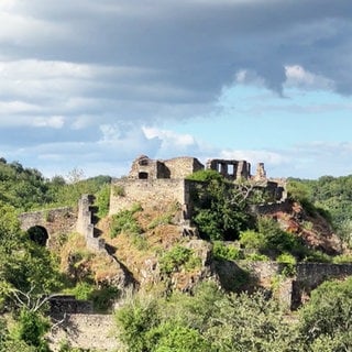 Die Burganlage Schmidtburg ist ein Höhepunkt der Hahnenbachtour.