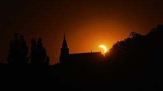 Sonnenfinsternis hinter der Stiftskiche in Tübingen. Das Wetter-Phänomen war am Donnerstagabend über dem Himmel in Baden-Württemberg zu beobachten.