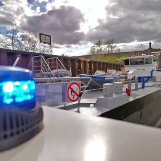 Boot der Wasserschutzpolizei nähert sich einem Gefahrguttanker am Deutschen Eck