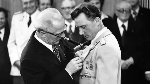 Kosmonaut Sigmund Jähn wird 1978 von Erick Honecker ausgezeichnet