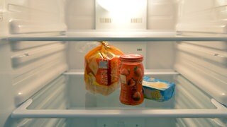 Aus einem Kühlschrank in Wüstenrot klauten Einbrecher Eier, Schokolade und Toastbrot.