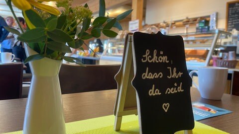 Die Tische im Dorfladen in Bremm sind liebevoll dekoriert.