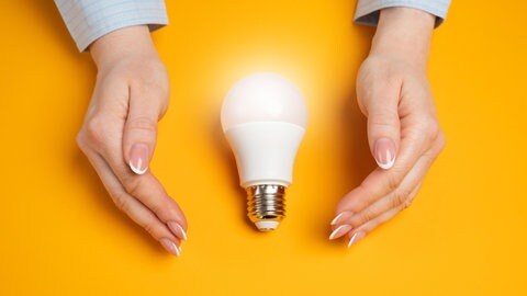 Eine Glühbirne vor gelbem Hintergrund. Das Fazit vorm Erfindersalon in Genf: Deutschland muss innovativer werden.