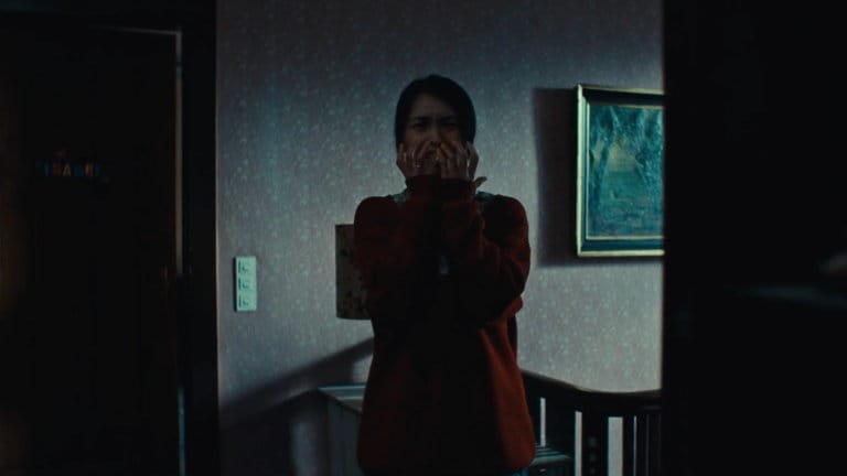 Yang (Linda Chang) fürchtet sich in dem dunklen Horrorhaus.