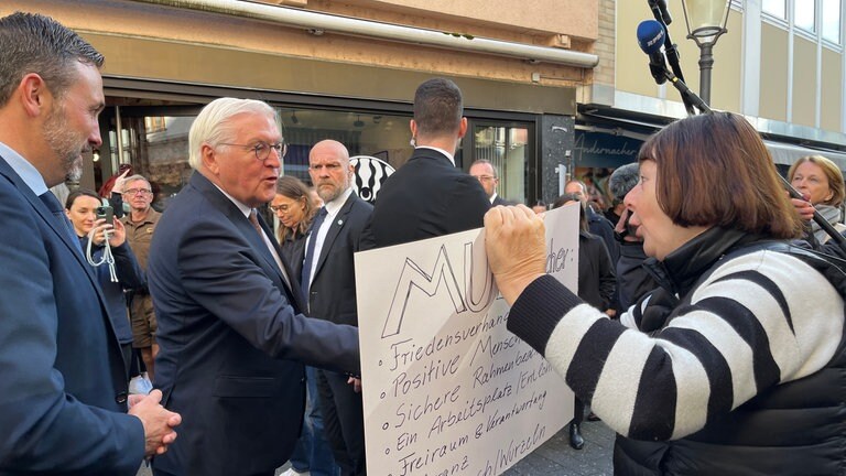 Bundespräsident Frank-Walter Steinmeier ist in Andernach eingetroffen und läuft durch die Innenstadt.