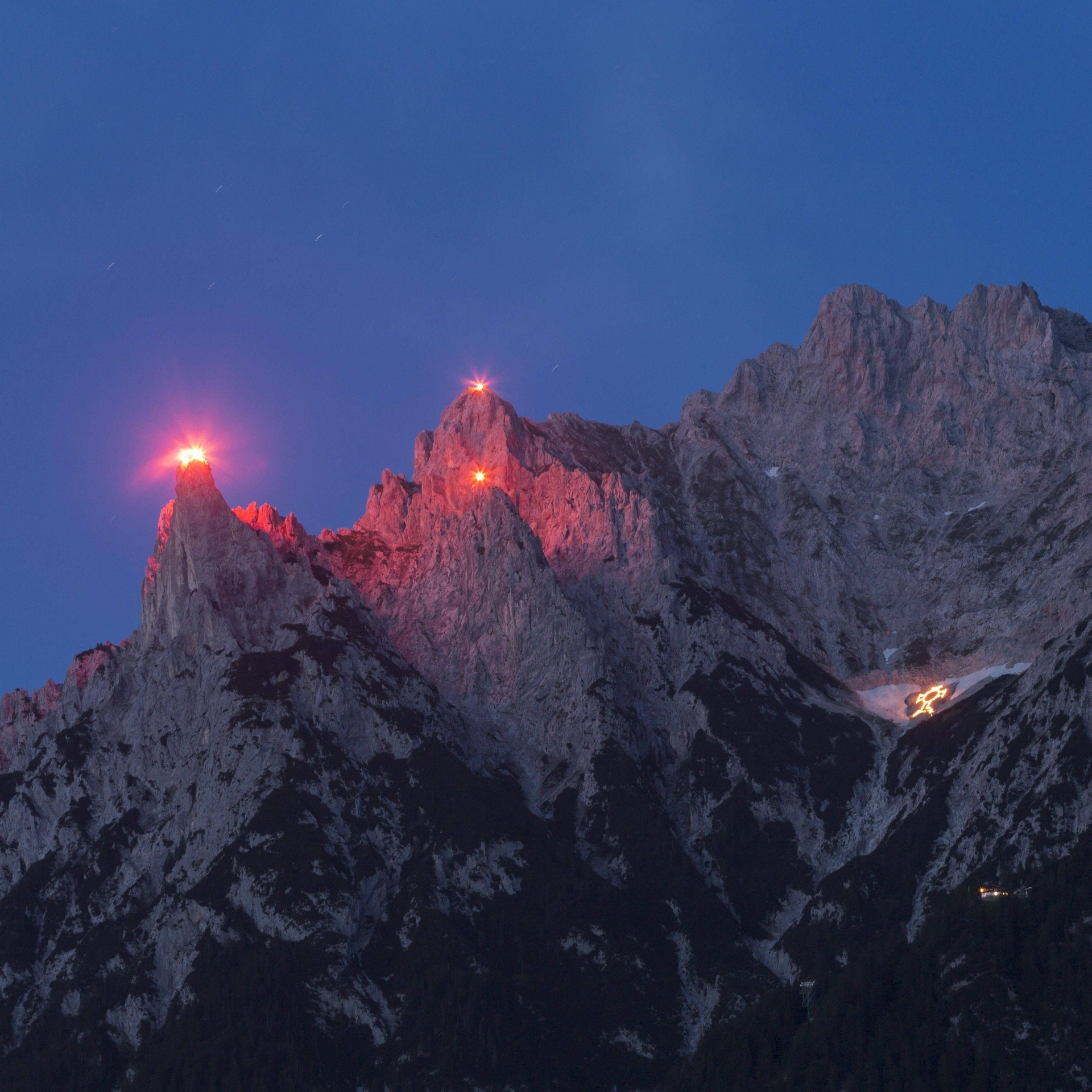 Woher kommt der Brauch der Sonnwendfeuer in den Alpen? episode artwork