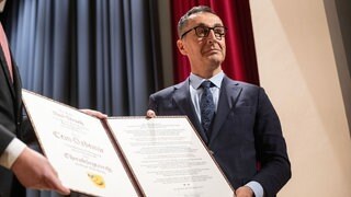 Bundeslandwirtschaftsminister Cem Özdemir (Bündnis 90Die Grünen) bekommt in der Festhalle die Ehrenbürgerwürde der Stadt Bad Urach verliehen.