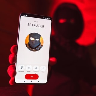Betrüger ruft auf Handy an - Symboldbild für Phishing