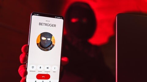 Betrüger ruft auf Handy an - Symboldbild für Phishing