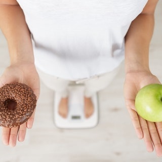 Donut und Apfel